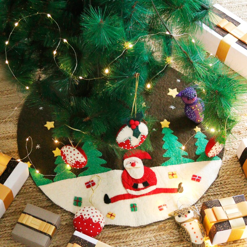 Playful Santa Wool Felt Christmas Tree Skirt technical drawing